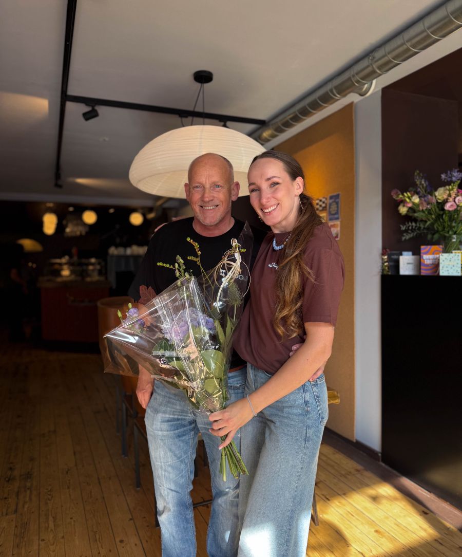 Een boeket bloemen van Landstad Lochem LOV voor de opening van VADO, in de zaak aan de Oosterwal.